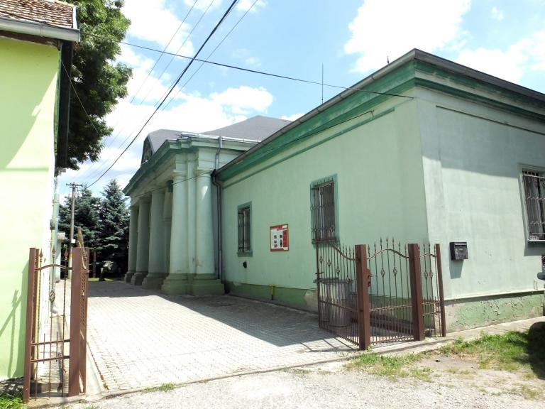 The castle from the street